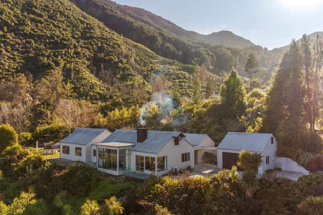 An exclusive enclave above Wilson Bay