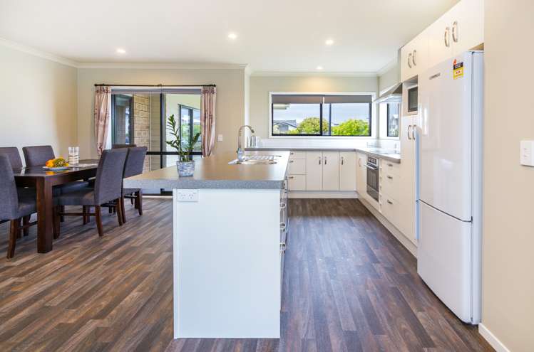 16 Noumea Drive Rangatira Park_4