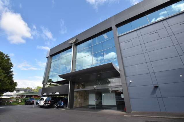 HIGH EXPOSURE OFFICE IN THE HEART OF GREENLANE!