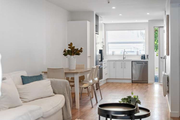 11/8 Thatcher Crescent, Crofton Downs_9