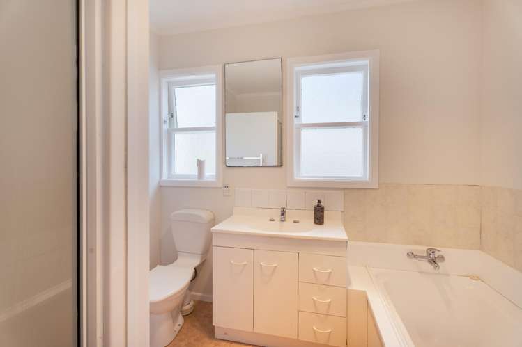 37 Hampton Hill Road Tawa_12