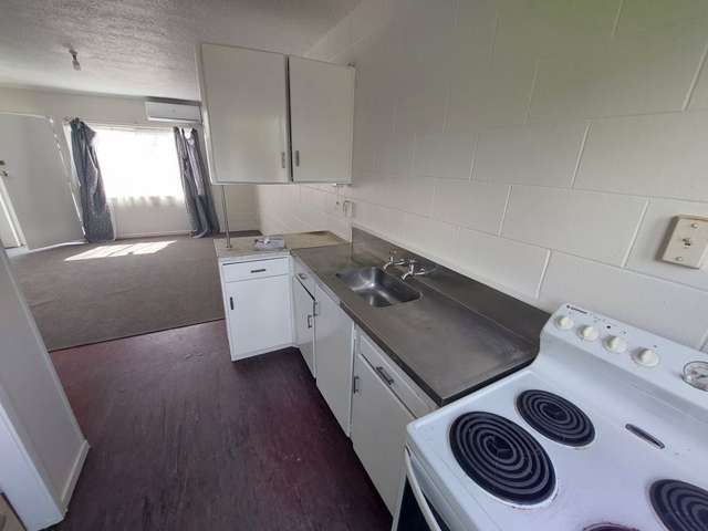 2/90 Kenderdine Road 10695_2