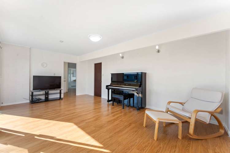 2/48 Mayfair Crescent Mairangi Bay_12