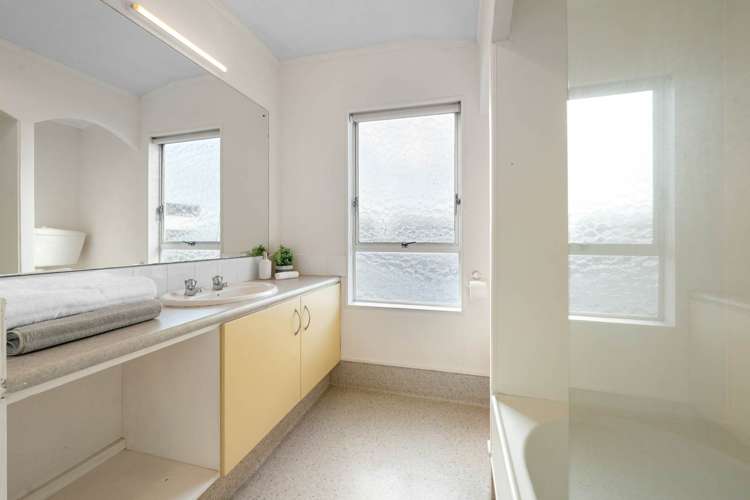 2/30 Whiteacres Drive Sunnyhills_10