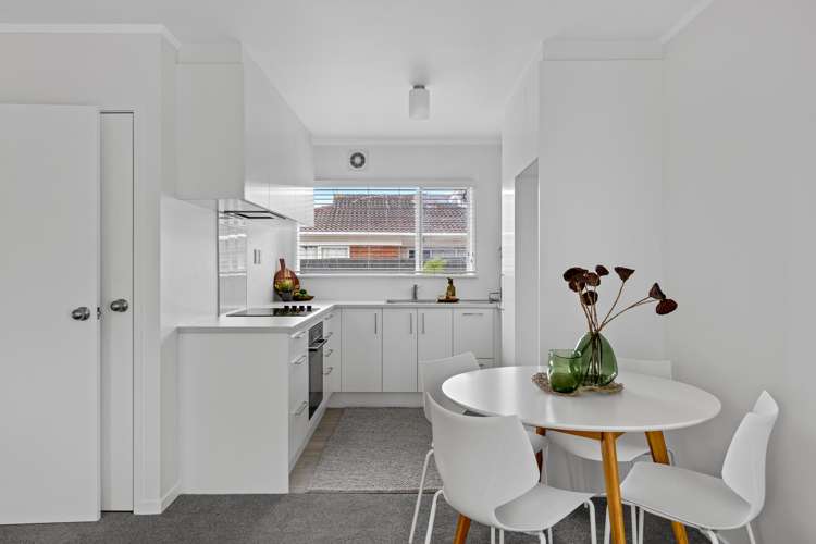 2/4 Keldale Place Forrest Hill_6