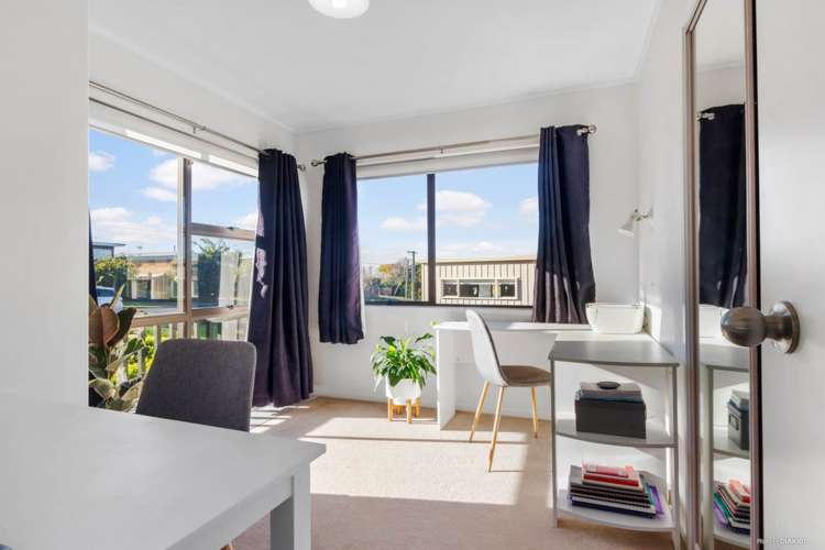 219 Royal Road Massey_17