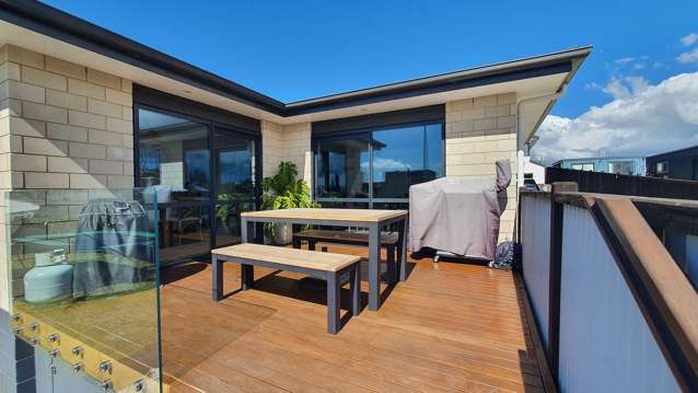 Modern 3 Bedroom 2 Bathroom Home in Clarks Beach!