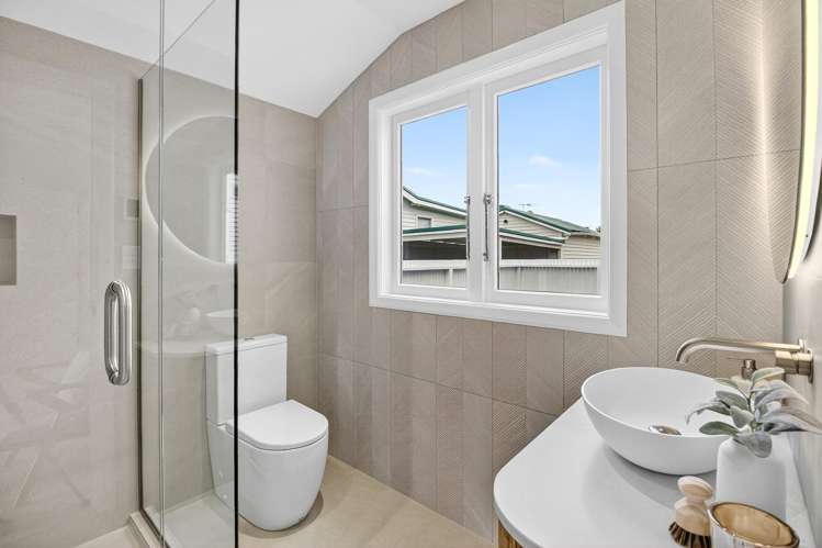 10 Joan Street Point Chevalier_6