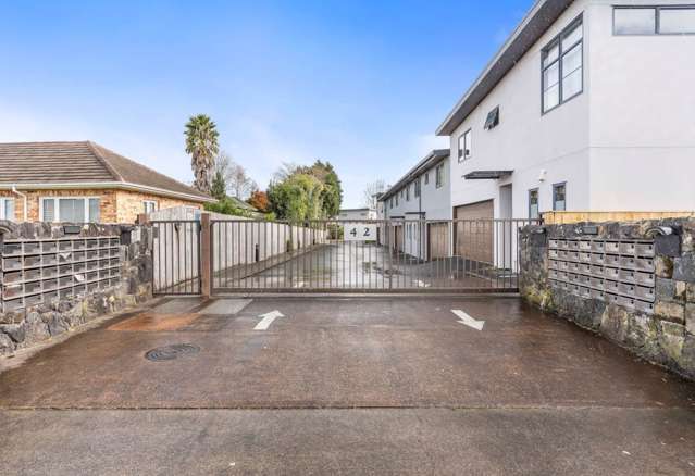 Secure Townhouse Living: Modern, Bright & Central