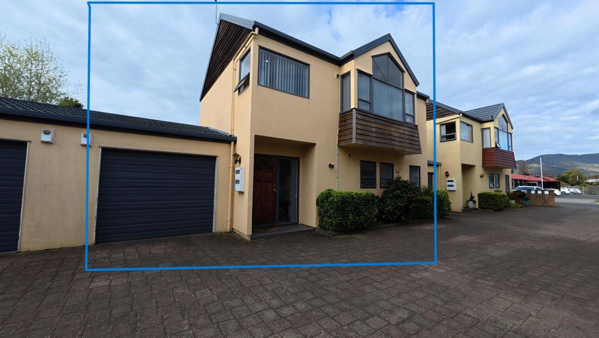 Central Townhouse - Great Location - Available Long Term 3