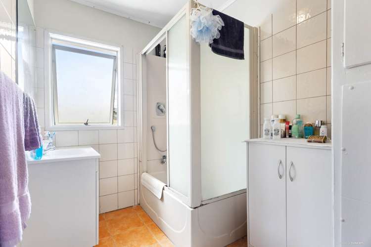 1/4 James Scott Place Te Atatu South_13