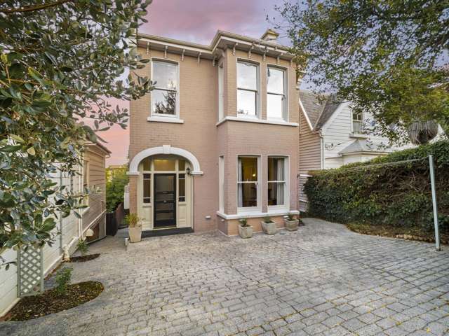 4-Bedroom Inner-City Retreat with Views