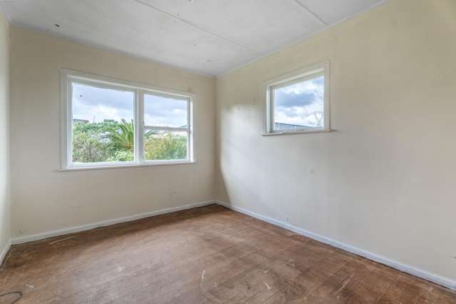 37 Featherston Crescent Otara_4