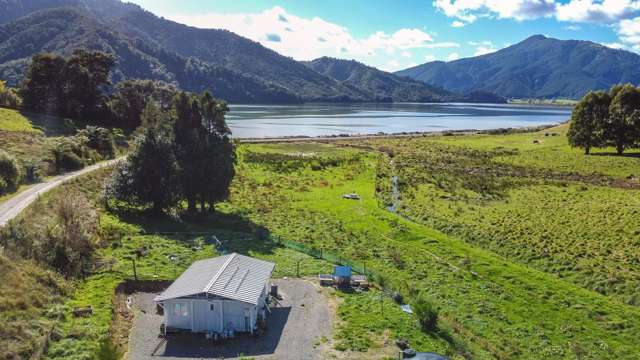 884 Queen Charlotte Drive Linkwater_1