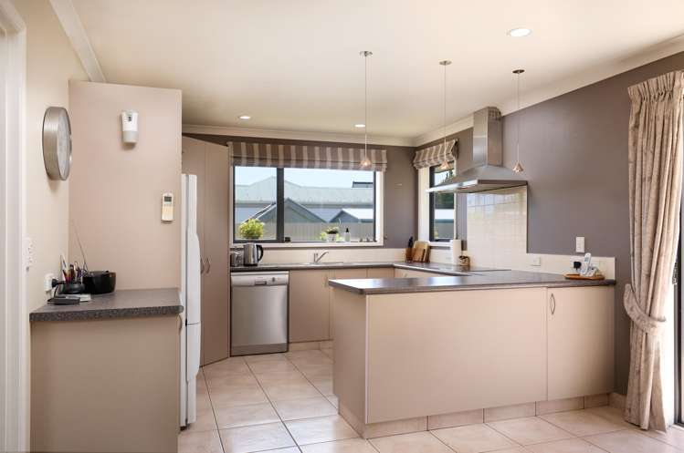 5A Robalan Place Redwoodtown_1