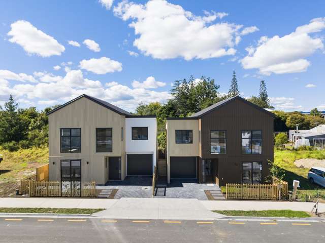Elegant Waterside Living - Park Green Location
