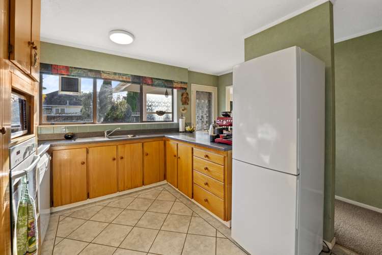 22 Mcenroe Grove Naenae_8