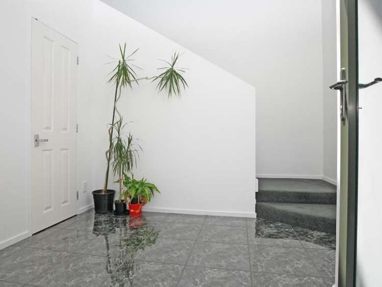 9 Sovereign Point Kaiwharawhara_1