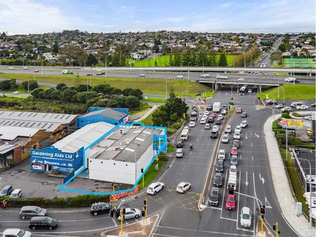 High-exposure Wairau Valley showroom for auction with vacant possession