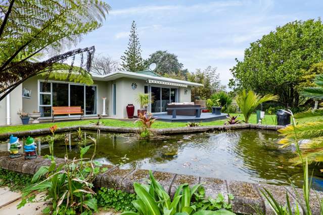 PRIVATE MERRILANDS HAVEN – SPACE, STYLE & SERIOUS GARAGING!
