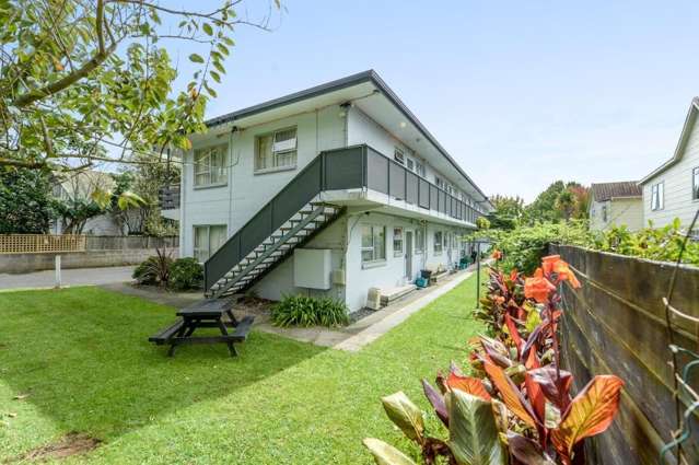 Sunny Downstairs 2BR Unit in Claudelands!