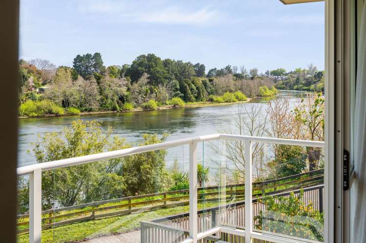 807 + 807a River Road Chartwell_17