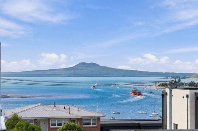 Freestanding in Macleans Zone –Walk to the Marina!