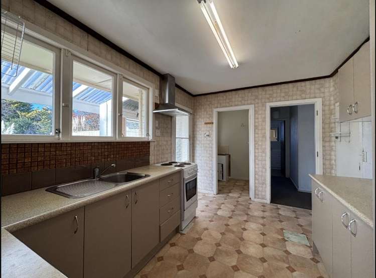 732 River Road Chartwell_24