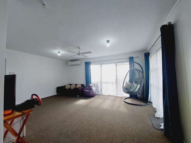 3 Bedroom Home on Royal Road, Massey – Prime Location!