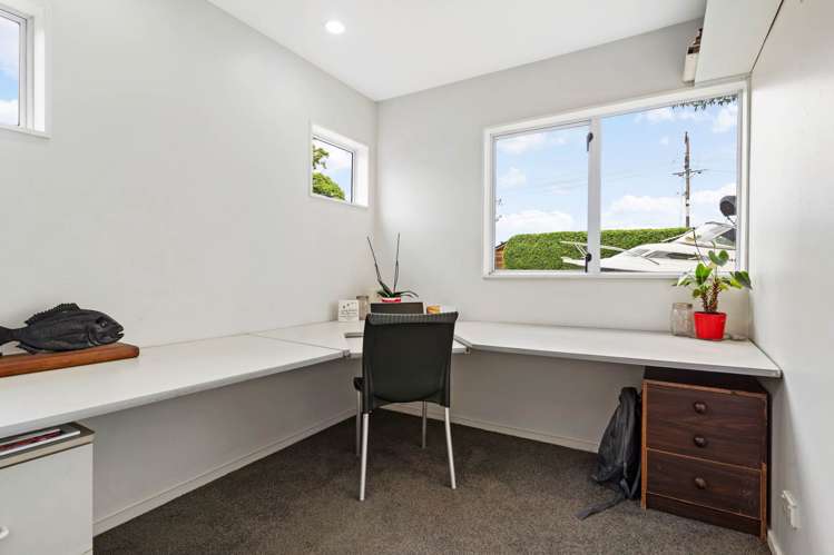 8 Lookout Drive Laingholm_13