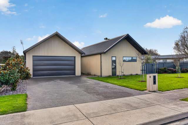 Sizable Executive Living!!!