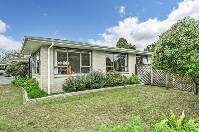 Sunny and spacious front unit in Ada