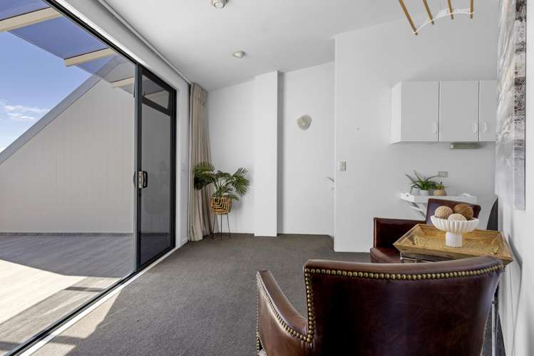 2/227 Lake Terrace Waipahihi_5