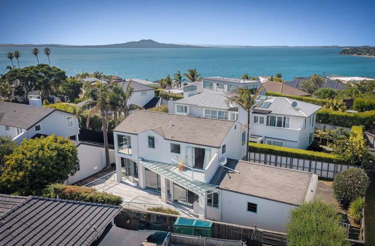 2/42 Churchill Road Murrays Bay_0