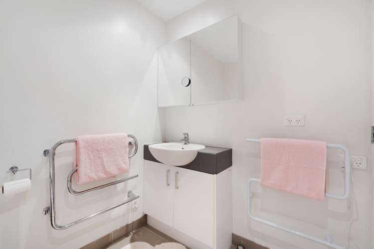 E4/71 Spencer Road Oteha_13