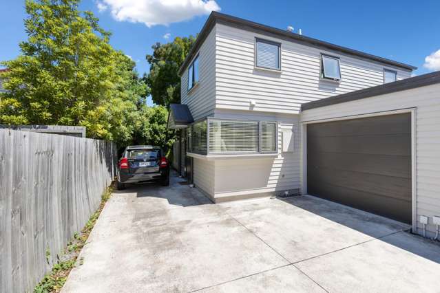 Post Quake Townhouse With Garage!