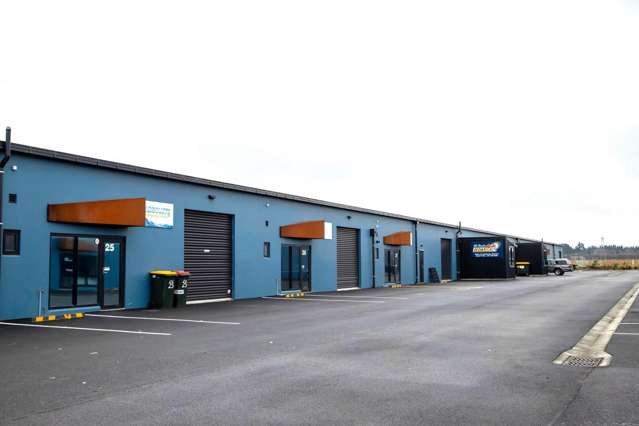 106m2 Office/warehouse available for lease