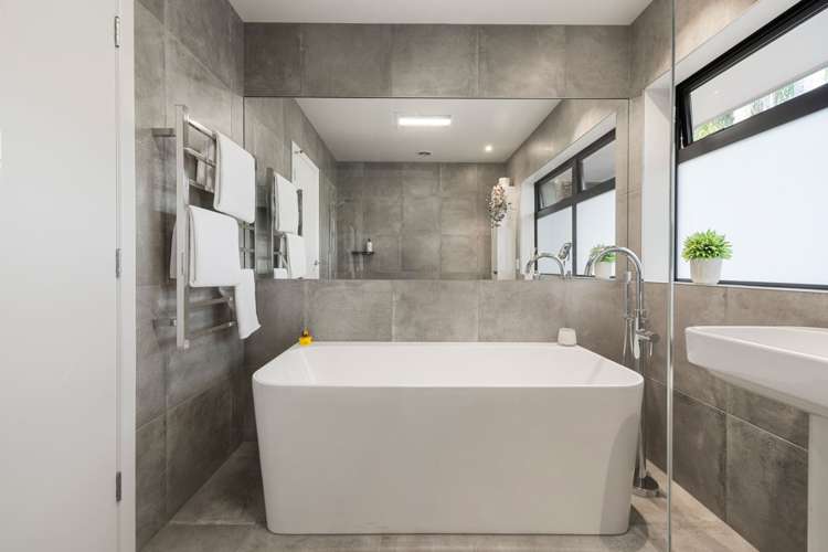 703 River Road Chartwell_23