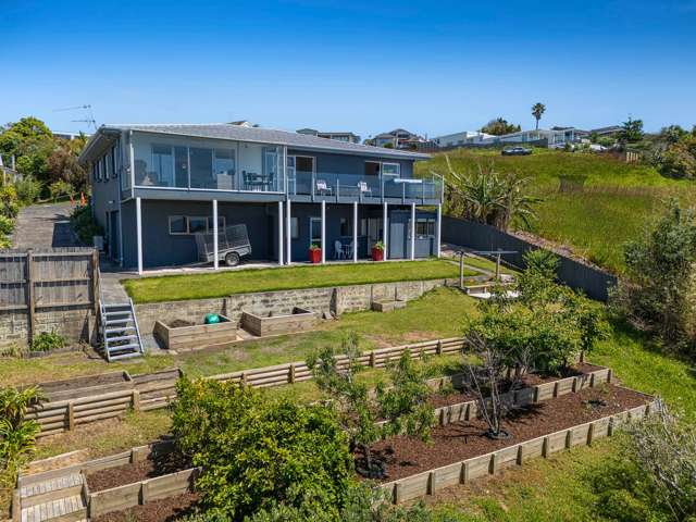 Great Sea Views - 3 Bedrooms, 2 Bathrooms + Study!