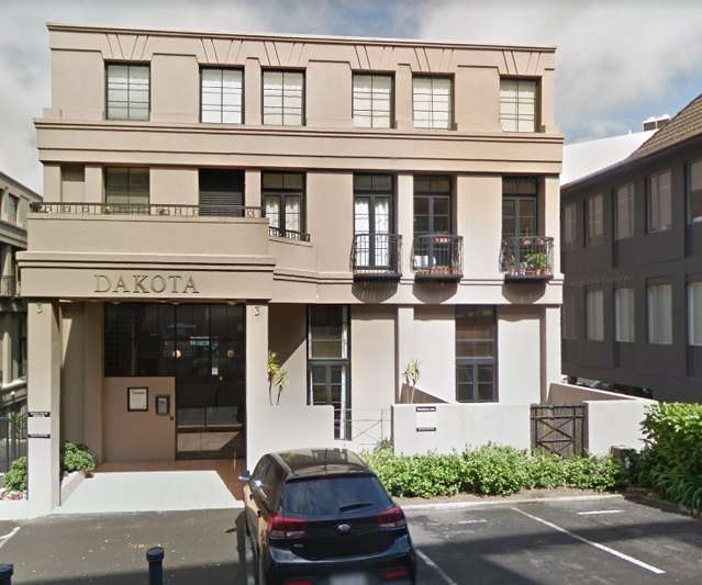 Spacious Split-Level One bedroom in the Dakota Complex – Water Included