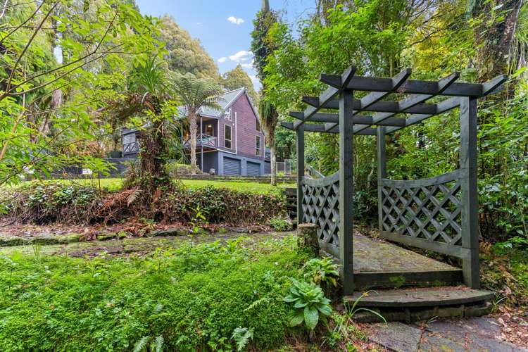 566 Scenic Drive Waiatarua_18