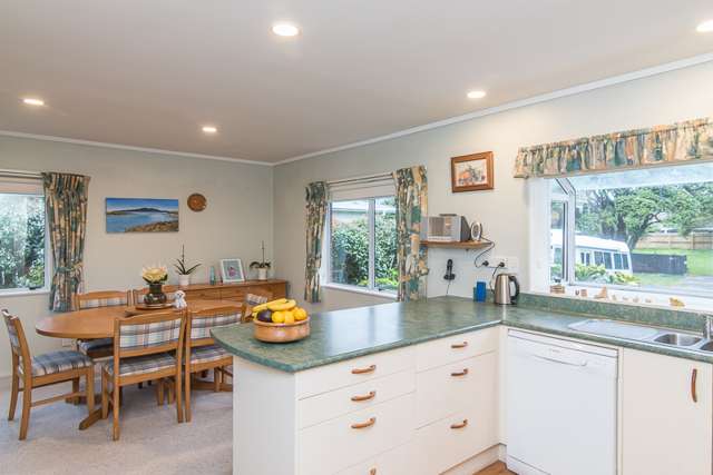 59 Queens Road Waikanae Beach_4