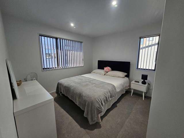 12 Eileen Newey Place 11401_4