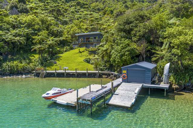 Stunning waterfront escape in Blackwood Bay