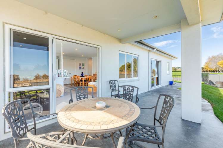 32 Heynes Place Clive_11