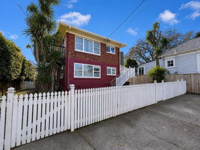 Top Floor 2 Bed Unit in Great Location!