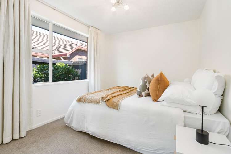 2/3 Cottesmore Close Burnside_16