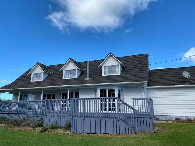 Large family home...Spacious, 2 level, 5 bedro...