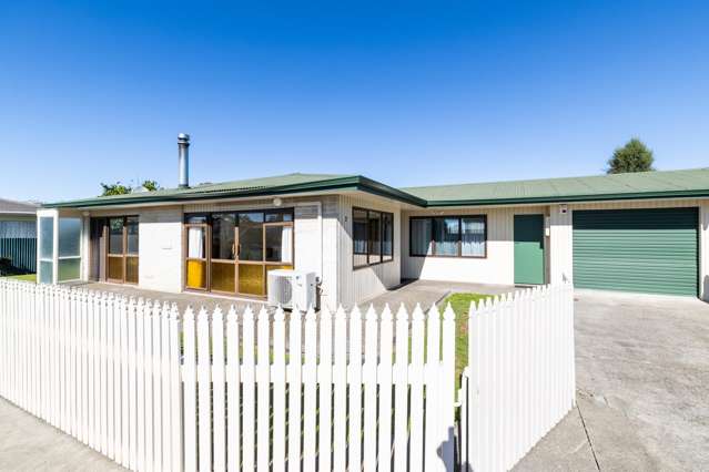 Spacious Unit: Stroll to Local Shops