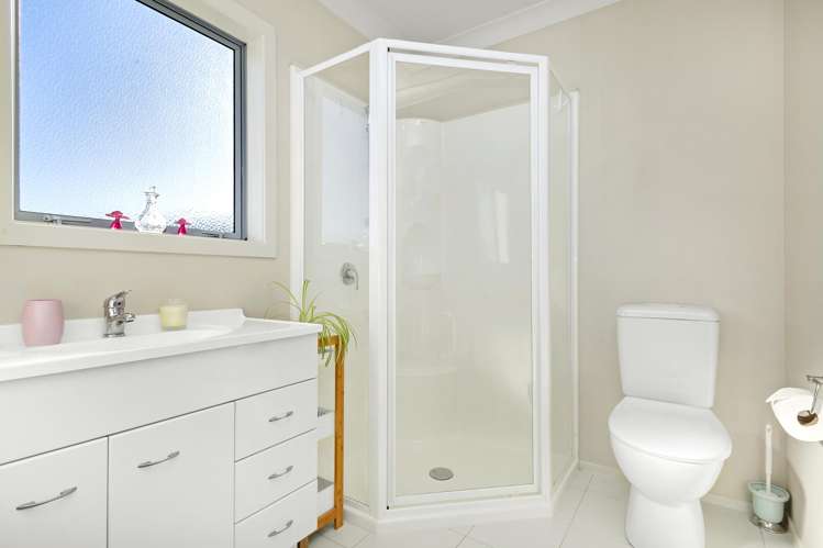 22a Bartlett Grove Tawa_10